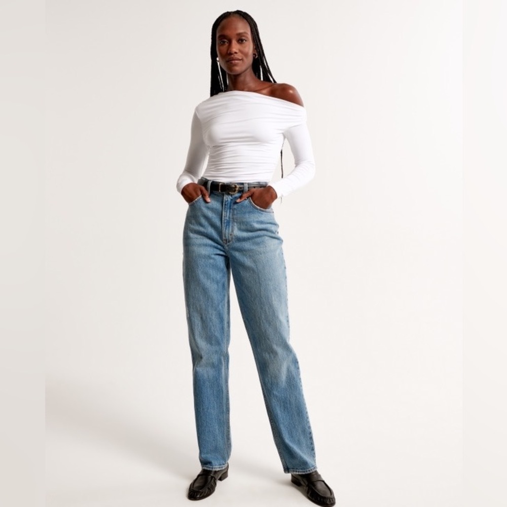 Abercrombie & Fitch Medium Ultra High Rise 90s Straight Jean